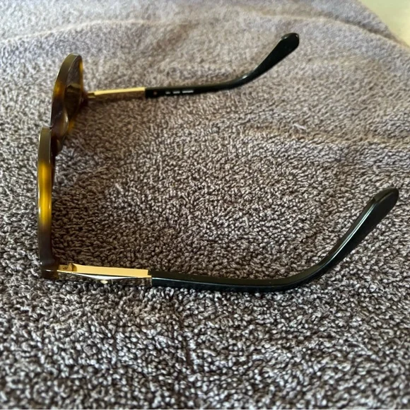 Kate Spade Tortoise Shell Sunglasses and case. - Picture 4 of 10